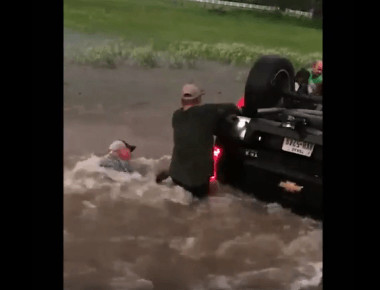 ΗΠΑ: Έσωσαν δύο μωρά από ΙΧ που ανατράπηκε σε ρέμα (βίντεο)